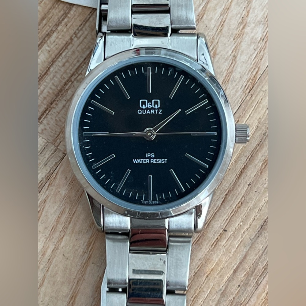 Q&Q Ladies Watch Stainless Bracelet Black Dial Stainless Case NWT